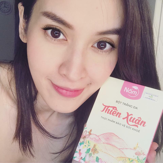 Tú Vi cũng ưu ái Thiên Xuân V2. Cô cho biết, cô yêu thích liệu pháp chăm sóc từ da từ sâu bên trong. Sản phẩm bổ sung dưỡng chất cần thiết từ các chiết xuất thiên nhiên như: cam thảo, hương thảo, tinh bột sắn dây, lô hội, anh thảo, hạnh nhân...